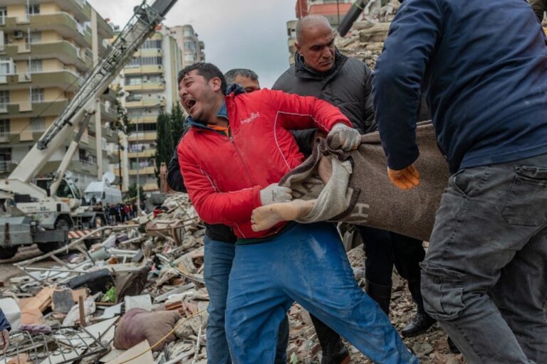 Equipes resgatam corpos após o terremoto na Turquia. Foto: Can EROK / AFP... Leia mais em https://www.cartacapital.com.br/mundo/terremoto-deixa-mais-de-5-000-mortos-na-turquia-e-na-siria/. O conteúdo de CartaCapital está protegido pela legislação brasileira sobre direito autoral. Essa defesa é necessária para manter o jornalismo corajoso e transparente de CartaCapital vivo e acessível a todos