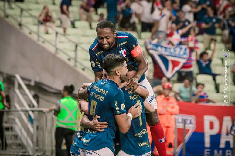 Elenco do Fortaleza comemora um dos gols na partida.