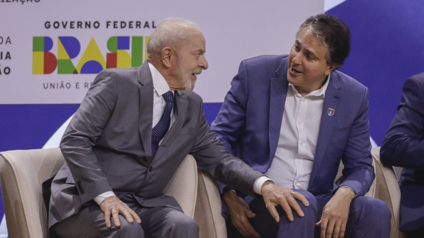 O presidente Luiz Inácio Lula da Silva (PT) e os ministros Camilo Santana (Educação), Luciana Santos (Ciência e Tecnologia) participou da abertura da 5ª conferência Nacional de Ciência, Tecnologia, Inovação, realizada pela 1ª vez depois de 14 anos. O principal objetivo do evento é formular a nova Estratégia Nacional de Ciência, Tecnologia e Inovação, a ser implementada até 2030. Lula defende que as novas tecnologias de IA (inteligência artificial) sejam usadas pelo governo para integrar todas as suas bases de dados para “não ter segredo”. O chefe do Executivo recebeu a proposta do 1º Plano Brasileiro de Inteligência Artificial, chamado “IA para o bem de todos”, que estabelece investimentos de R$ 23 bilhões.