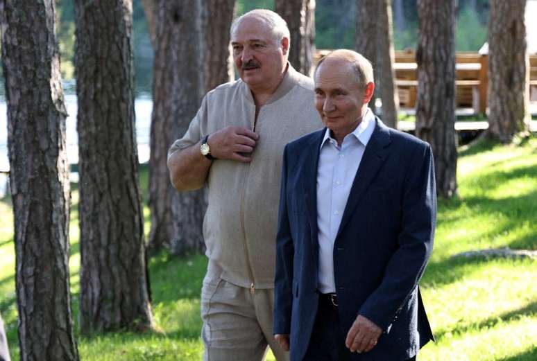 O presidente russo, Vladimir Putin, e seu homólogo bielorrusso, Alexander Lukashenko, visitam a Capela do Ícone Valaam da Mãe de Deus na Ilha Svetly, República da Carélia, Rússia
26/07/2024
Sputnik/Alexander Kazakov/Pool via REUTERS