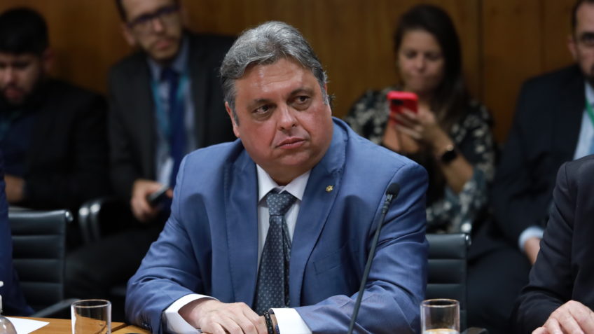 Na foto, o presidente da CPI das Apostas, deputado Julio Arcoverde (PP-PI) durante sessão na Câmara