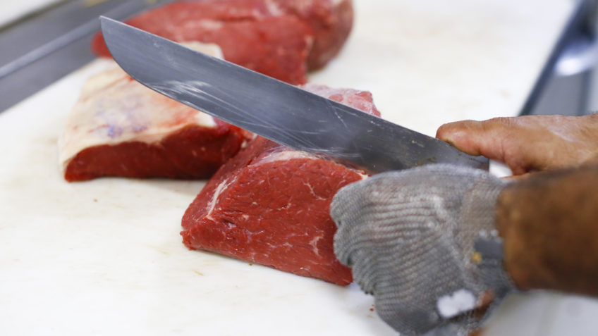 Preço da carne bovina foi o que mais caiu entre as proteínas; na imagem, um açougueiro segura um corte de boi