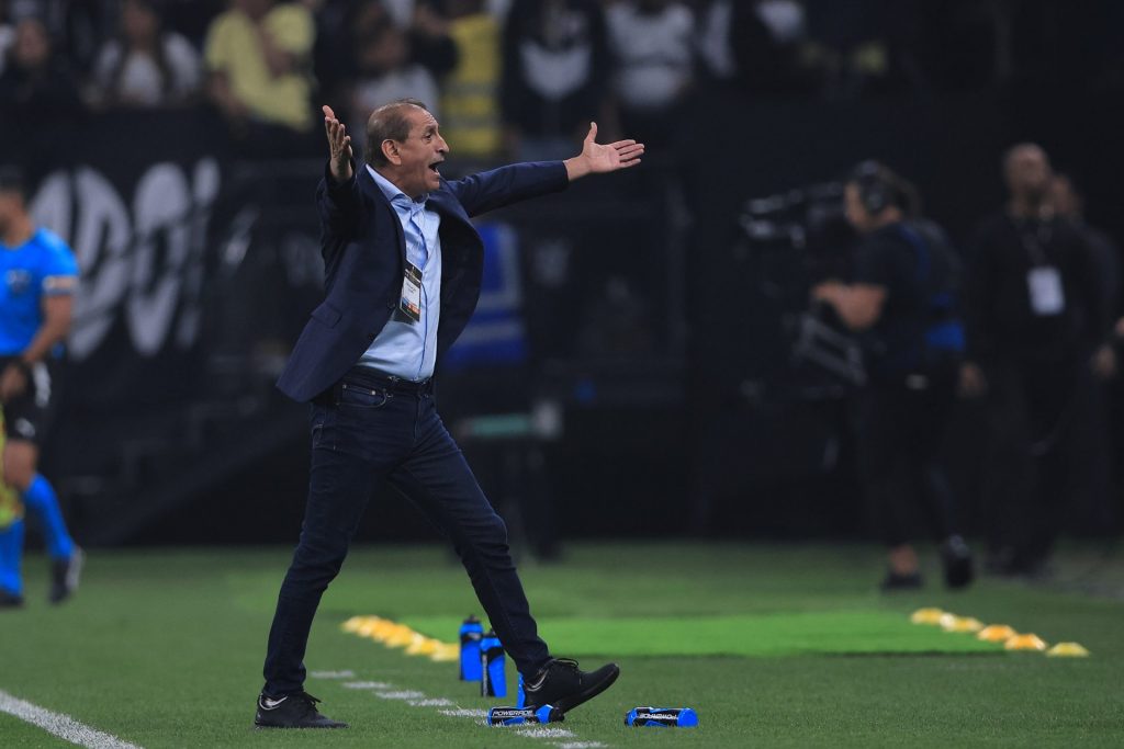 Ramón Díaz fez elogios ao seu arqueiro titular - Hugo Souza foi o maior destaque da noite - Foto: Ettore Chiereguini/AGIF.