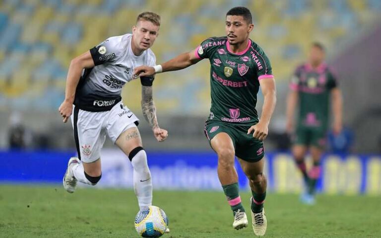 Charles e André disputam bola durante Fluminense x Corinthians