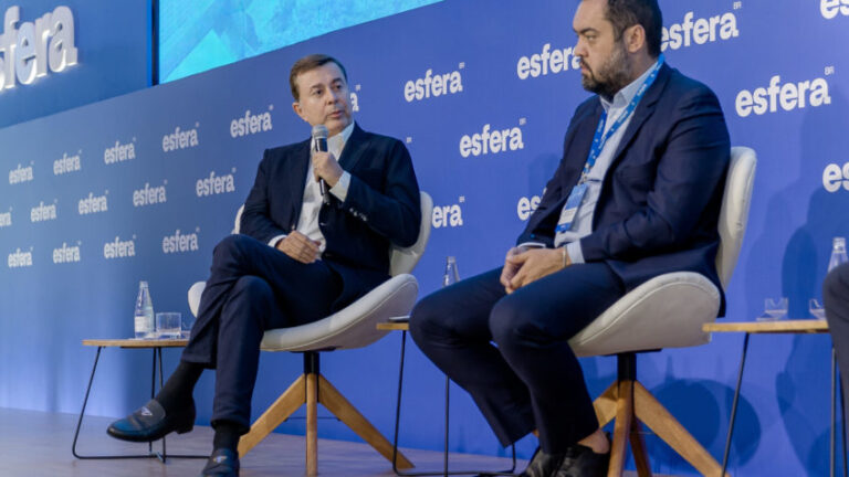 Fábio Coelho (à esq.), CEO do Google no Brasil, e Cláudio Castro (à dir.), governador do Rio