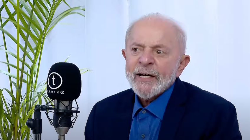 Na imagem, o presidente Lula em entrevista à “Rádio T”, em Curitiba (PR)