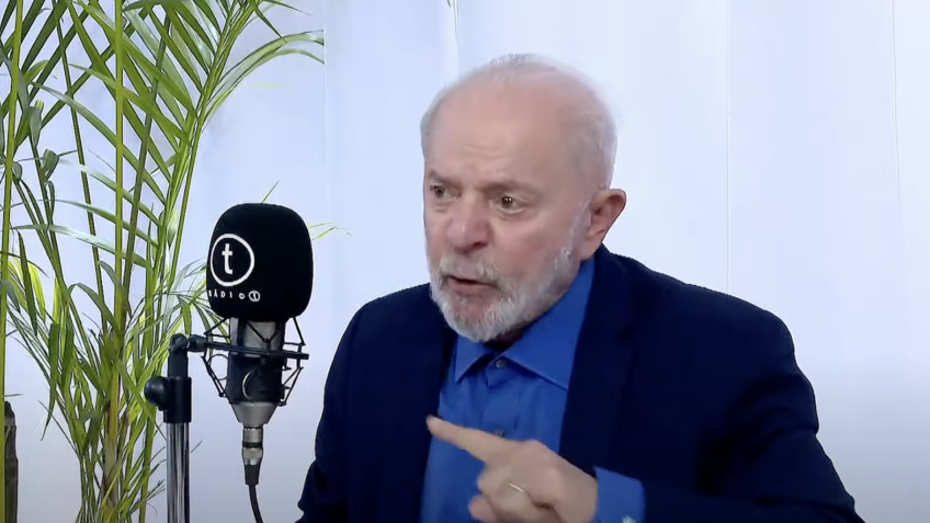 O presidente Luiz Inácio Lula da Silva concedeu entrevista à rádio T, do Paraná. Ele está no Estado para visitar a Fábrica de Fertilizantes Araucária Nitrogenados S.A. e anunciar investimentos na Repar (Refinaria do Paraná)