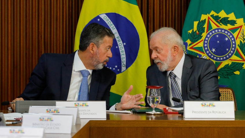 O presidente Luiz Inácio Lula da Silva (PT) participa da reunião para instalação da Comissão Nacional do G20. Participaramm da reunião os presidentes da Câmara dos Deputados, Arthur Lira, do Banco Central (BC), Roberto Campos Neto, e do Supremo Tribunal Federal (STF) Roberto Barroso, no Palácio do Planalto