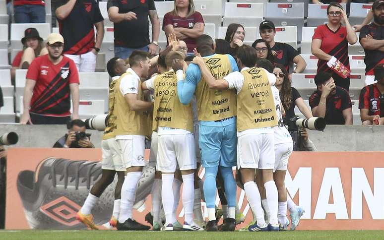 Monsalve marcou na vitória do Grêmio contra o Athletico