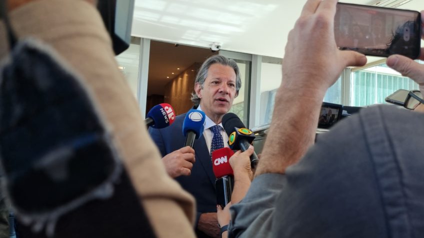 Haddad fala a jornalistas