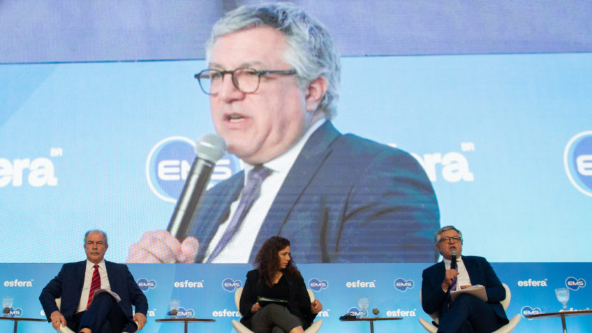 Na foto, Aloizio Mercadante (presidente do BNDES) e os ministros Esther Dweck (Gestão e Inovação) e Alexandre Padilha (Secretaria de Relações Institucionais) em fórum sobre saúde em Brasíli