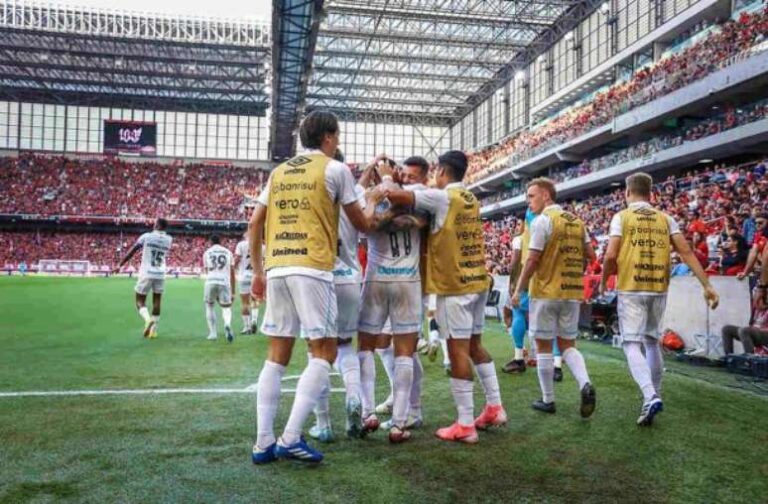 Jogadores do Grêmio celebram um dos gols sobre o Athletico