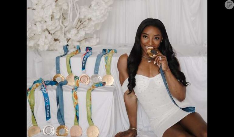 Simone Biles publica foto de suas medalhas no Instagram.