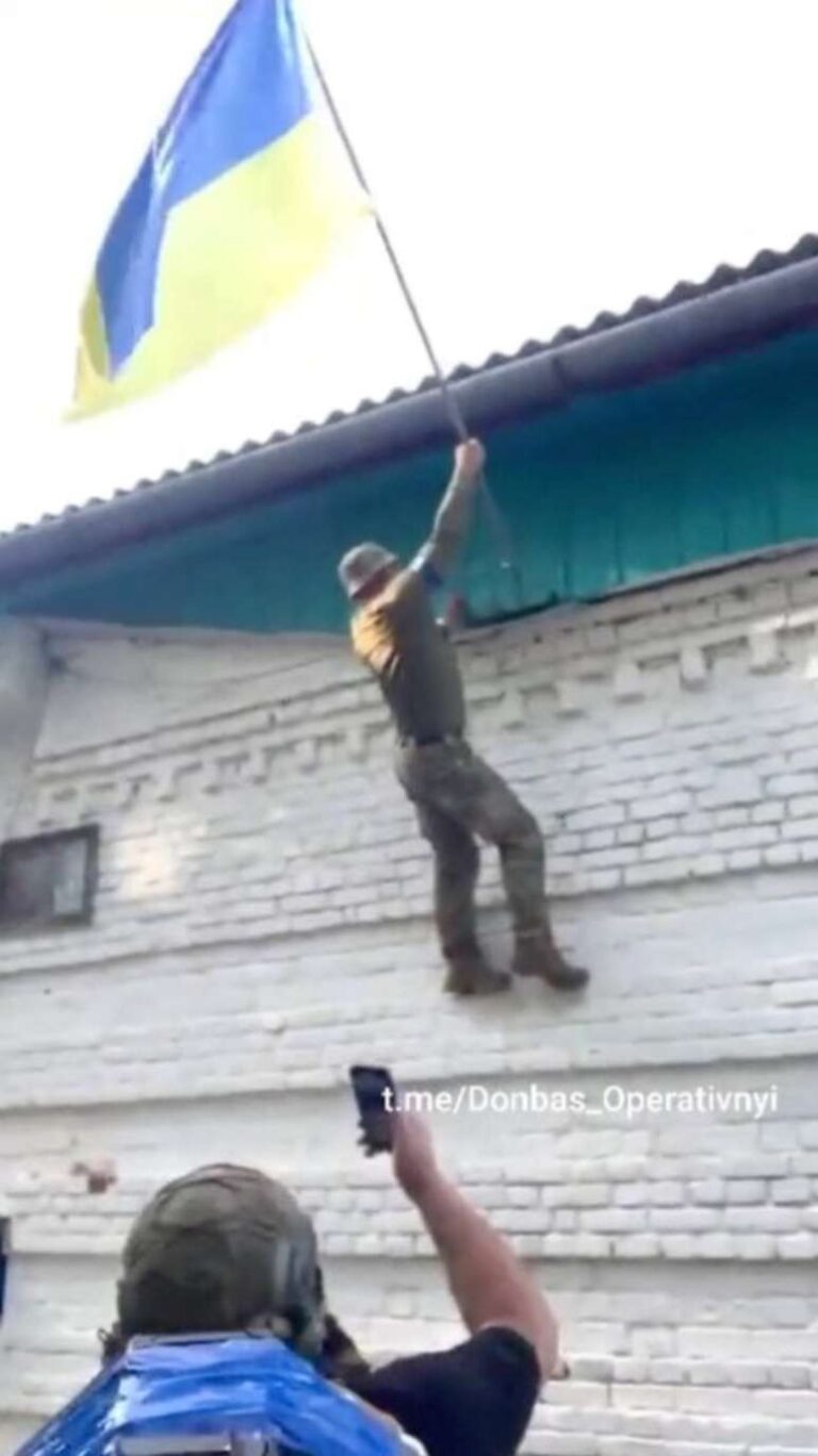 Soldado ucraniano levanta uma bandeira ucraniana em Guevo, Rússia, em imagem obtida de vídeo nas redes sociais.
11/08/2024
Donbas_Operativnyi via Telegram/via REUTERS
