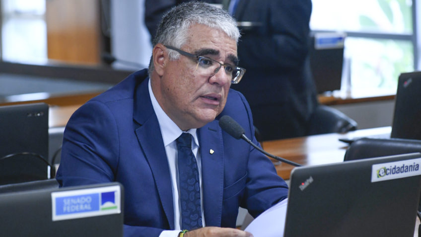 Senador Eduardo Girão de terno azul escuro na CCJ do Senado.