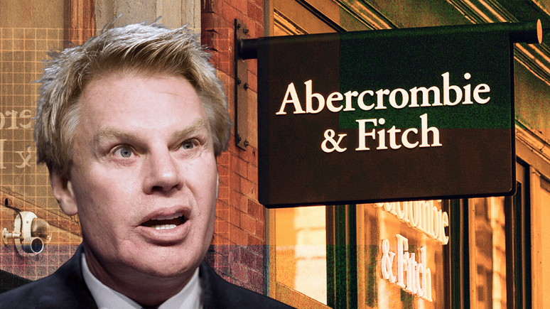 Uma imagem composta apresentando Mike Jeffries, um homem com cabelo loiro e usando um terno, em frente a uma loja com o logotipo da Abercrombie & Fitch ao fundo