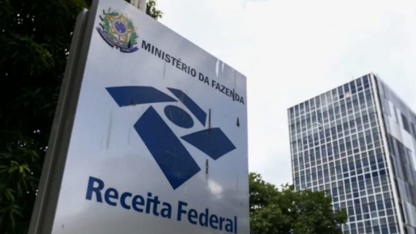 Os auditores-fiscais da Receita Federal manterão durante a operação-padrão as equipes para análise e desembaraço das cargas prioritárias definidas em lei, como remédios e cargas vivas