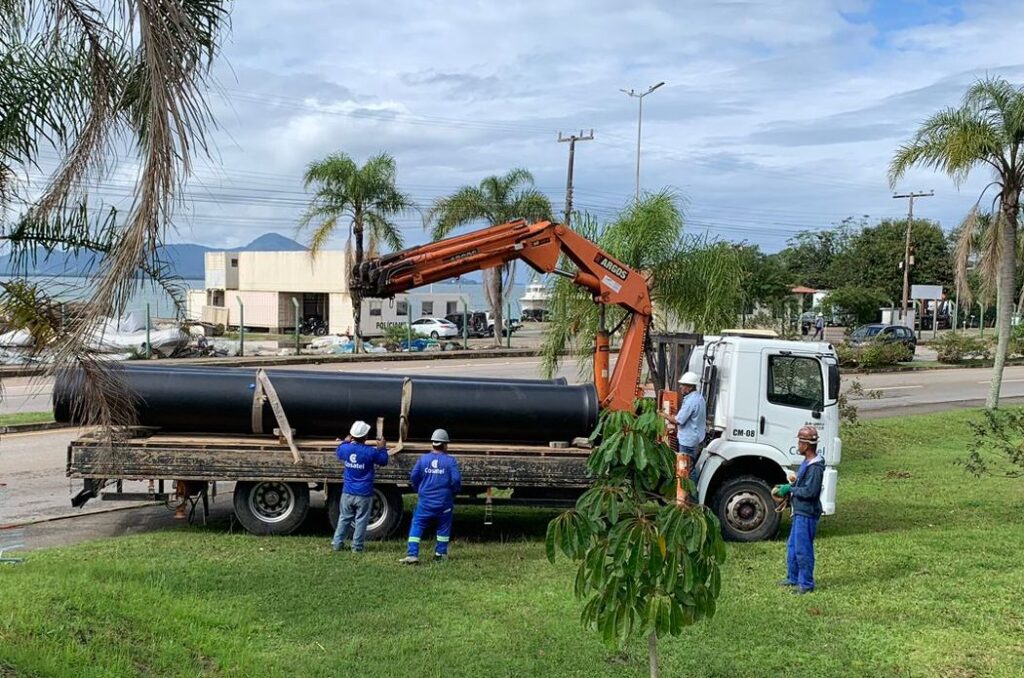 CASAN inicia instalação da nova adutora na Ponte Pedro Ivo Campos