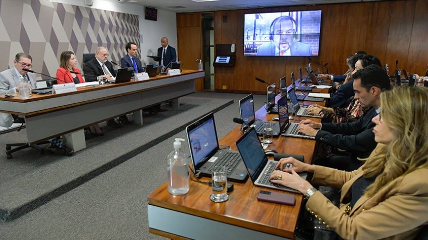 Na foto, integrantes da Comissão responsável pela elaboração de anteprojeto de Lei do Processo Estrutural no Brasil durante sessão no Senado