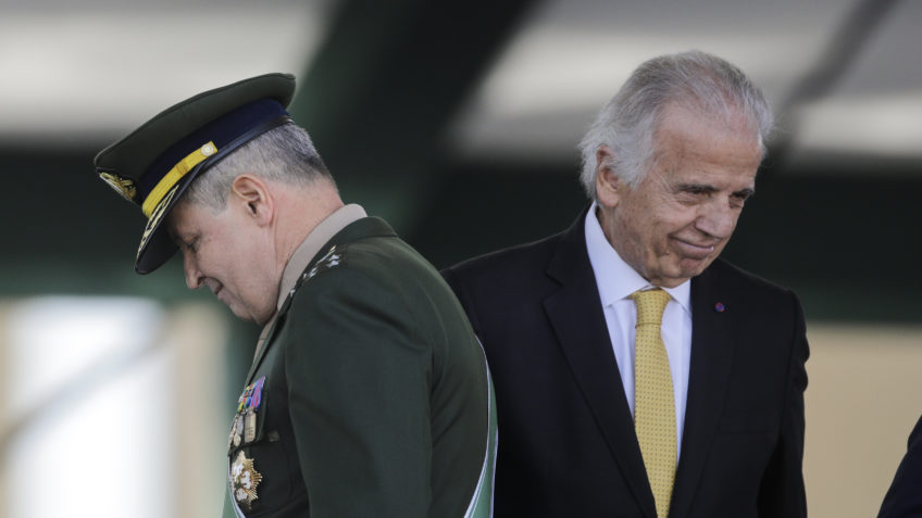 José Múcio Monteiro ao lado de militares em evento do dia do soldado