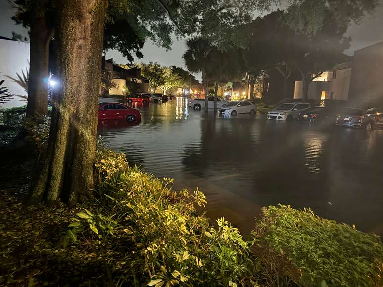 Uma rua residencial é inundada enquanto o furacão Helene se move pela Flórida, em St. Petersburg, Flórida, EUA, 27 de setembro de 2024 nesta foto obtida das redes sociais.