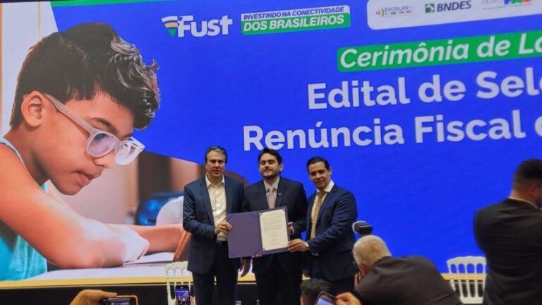 Ministros Camilo Santana e Juscelino filho e secretário de telecomunicações Hermano Tercius em cerimónia do lançamento do Edital de Renúncia Fiscal do Fust