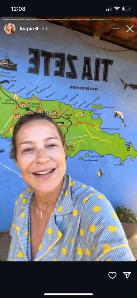 Atriz Luana Piovani passa férias em Noronha com os filhos.