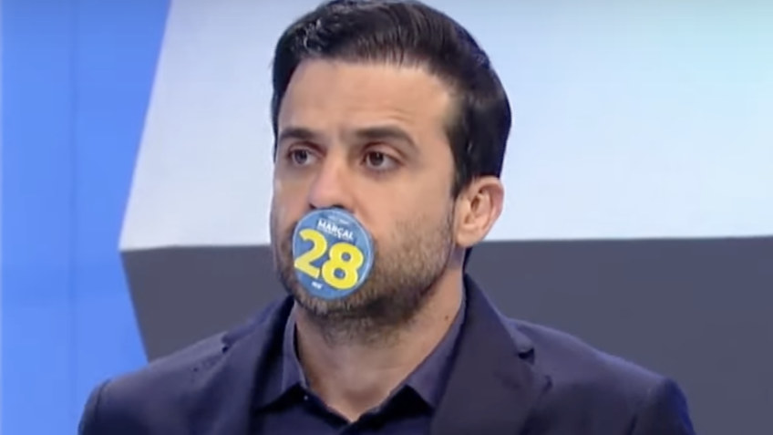 Pablo Marçal (PRTB) com adesivo na boca durante debate da RedeTV! e do UOL