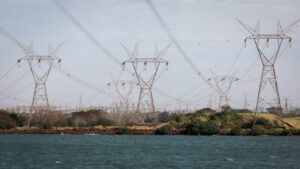 Linhas de transmissão próximas à hidroelétrica de Itaipu, localizada em Foz do Iguaçu (PR)