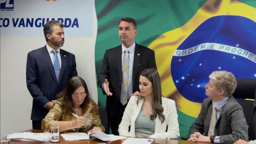 Congressistas assinando pedido de impeachment de Moraes