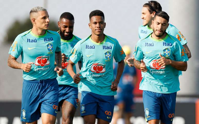 Jogadores que atuam no futebol brasileiro em treino da Seleção Brasileira