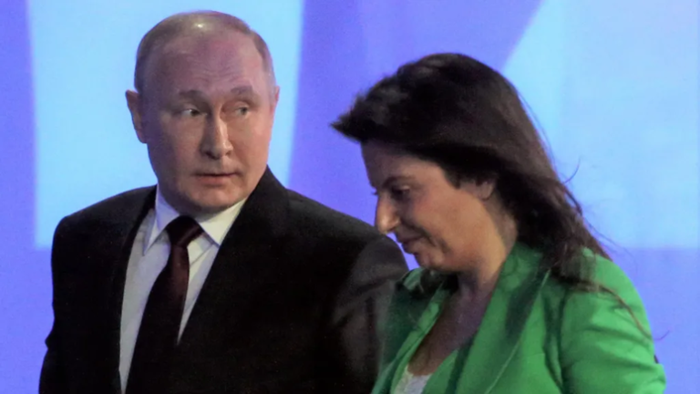 A chefe da RT, Margarita Simonyan, aqui em 2022 com o presidente Putin