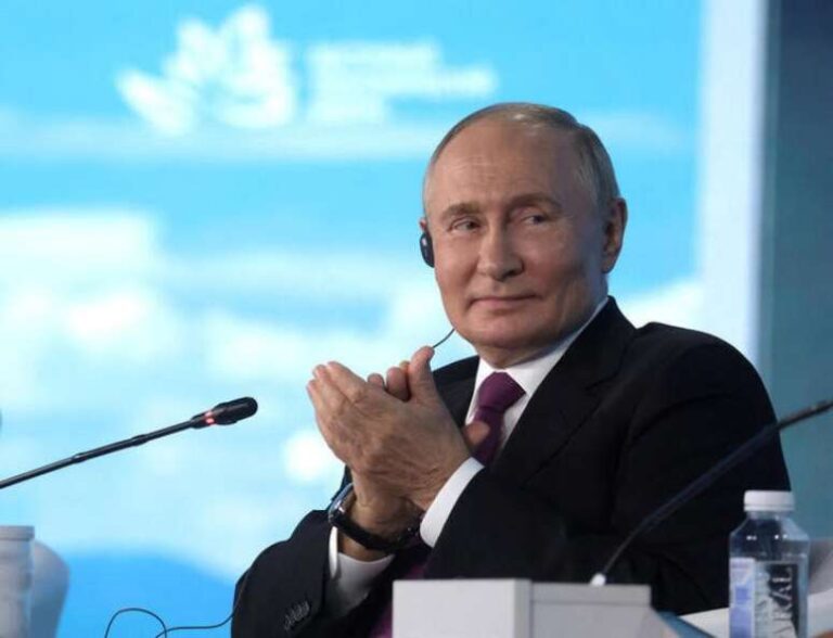 Presidente da Rússia, Vladimir Putin, participa de fórum econômico em Vladivostok, Rússia
05/09/2024
Sputnik/Vyacheslav Prokofyev/Pool via REUTERS