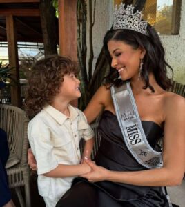 Luana Cavalcante, coroada Miss Universe Brasil 2024, com o filho, Pedro. A modelo é a primeira mãe a vencer o concurso.