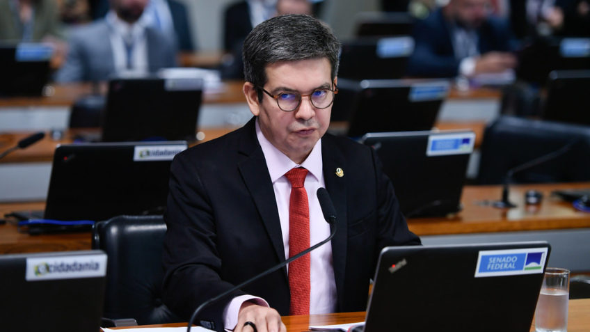 Randolfe é senador pelo Estado do Amapá.