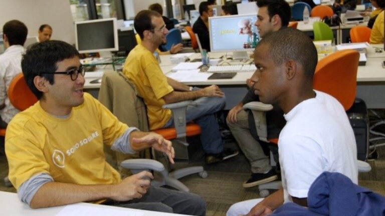 jovens aprendizes em aula de curso técnico