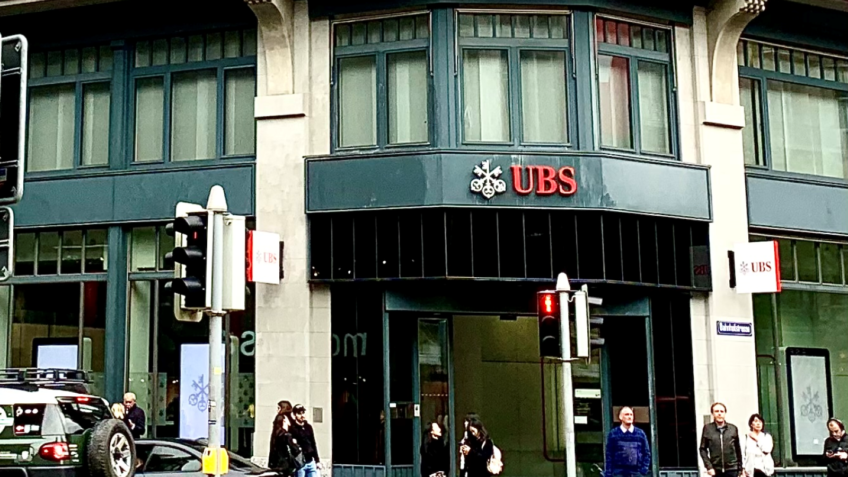 Agência bancária e caixa eletrônico do UBS.