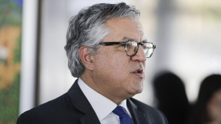 O ministro Alexandre Padilha falando de emendas no Palácio do Planalto