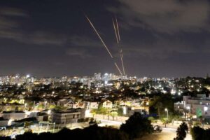 Irã voltou a atacar Israel pela segunda vez este ano. Foto mostra mísseis sendo interceptados no céu da cidade de Ashkelon, em Israel