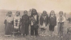 Crianças Sioux ao chegar a um internato no Estado da Virgínia, em 1897