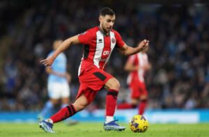 George Baldock em partida contra o United, em Manchester, pela Premier League –