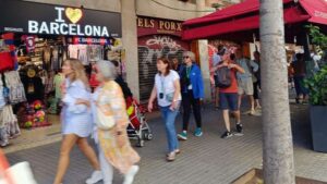 Turistas nos arredores do templo da Sagrada Família, um dos pontos mas visados na cidade