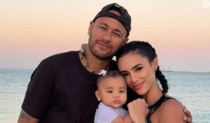 Em Dubai, Neymar, Bruna Biancardi e Mavie encantam com dia de piscina em família.