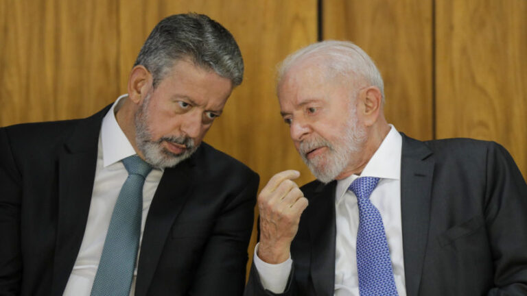 O presidente Luiz Inácio Lula da Silva (PT) durante e a cerimônia de sanção da nova Lei Geral do Turismo com o ministro do Turismo, Celso Sabino. Lula também assinou o acordo entre o Brasil e a ONU (Organização das Nações Unidas) Turismo para a instalação de escritório da instituição no Rio de Janeiro. O presidente da Câmara dos Deputados, Arthur Lira e o ministro Silvio Costa Filho (Portos e Aeroportos) também participaram, no Palácio do Planalto, em Brasília (DF).