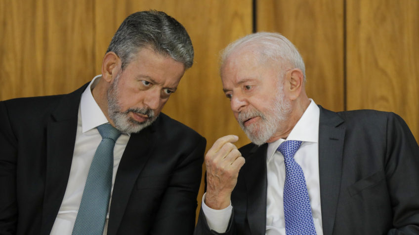 O presidente Luiz Inácio Lula da Silva (PT) durante e a cerimônia de sanção da nova Lei Geral do Turismo com o ministro do Turismo, Celso Sabino. Lula também assinou o acordo entre o Brasil e a ONU (Organização das Nações Unidas) Turismo para a instalação de escritório da instituição no Rio de Janeiro. O presidente da Câmara dos Deputados, Arthur Lira e o ministro Silvio Costa Filho (Portos e Aeroportos) também participaram, no Palácio do Planalto, em Brasília (DF).