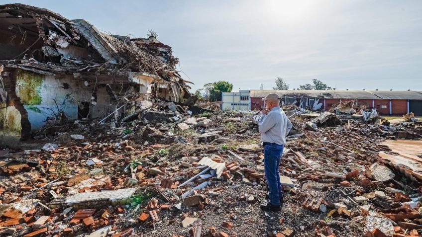 Na imagem, o presidente Lula observa destroços das casas do bairro Navegantes, em Arroio do Meio, uma das mais atingidas pelas enchentes no Rio Grande do Sul. Presidente esteve no Estado pela última vez em junho