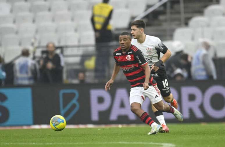 Expulso por falta em Matheuzinho, Bruno Henrique também desfalca o Rubro-Negro na ida contra o Atlético-MG –