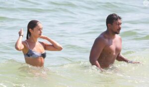 Sophie Charlotte e Xamã curtem praia no Rio de Janeiro com direito a beijão e muita simpatia.