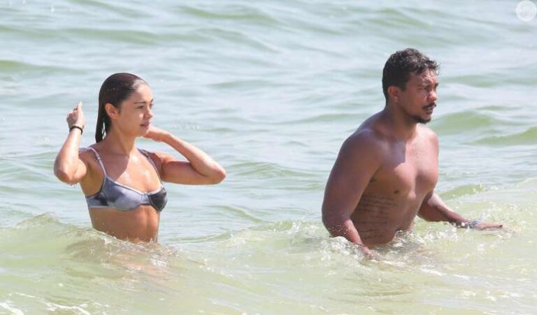 Sophie Charlotte e Xamã curtem praia no Rio de Janeiro com direito a beijão e muita simpatia.