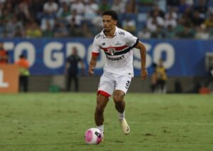 Jamal Lewis foi titular pela primeira vez no São Paulo contra o Cuiabá. (Foto: Rubens Chiri/SPFC)